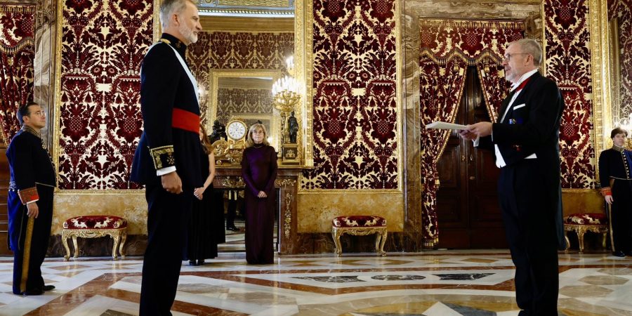 Kristján Andri Stefánsson sendiherra afhendir Felipe VI Spánarkonungi trúnaðarbréf sitt í spænsku konungshöllinni.